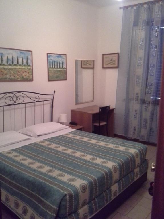 Albergo Italia Di Nardi Renzo & C Snc Poggibonsi Oda fotoğraf